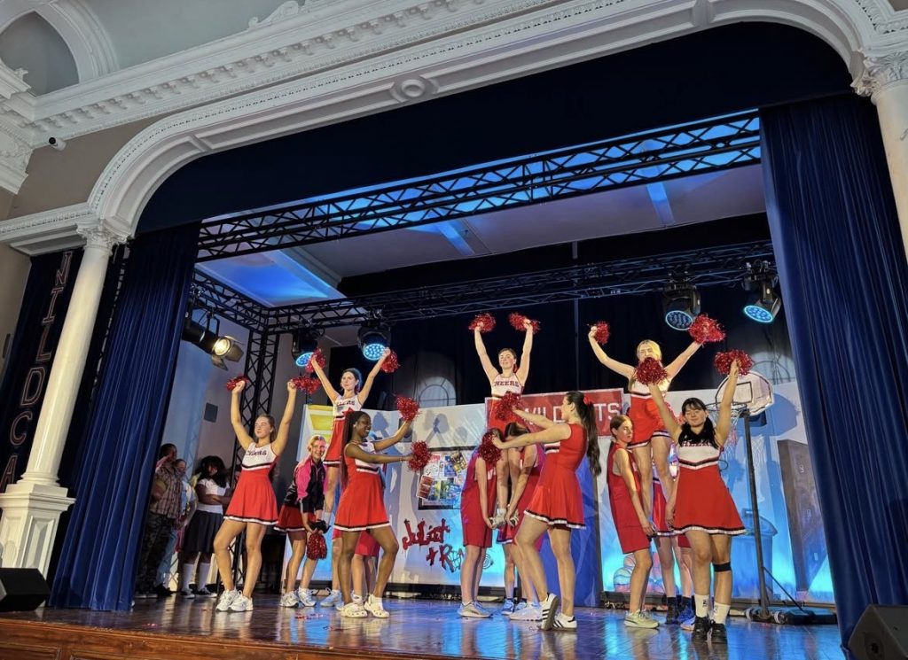 Estudiantes de Transition Year en el musical de su colegio en Irlanda