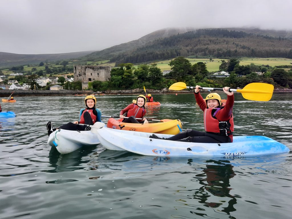 Estudiantes de MUNDI Education haciendo piragüismo durante su Transition Year en Irlanda
