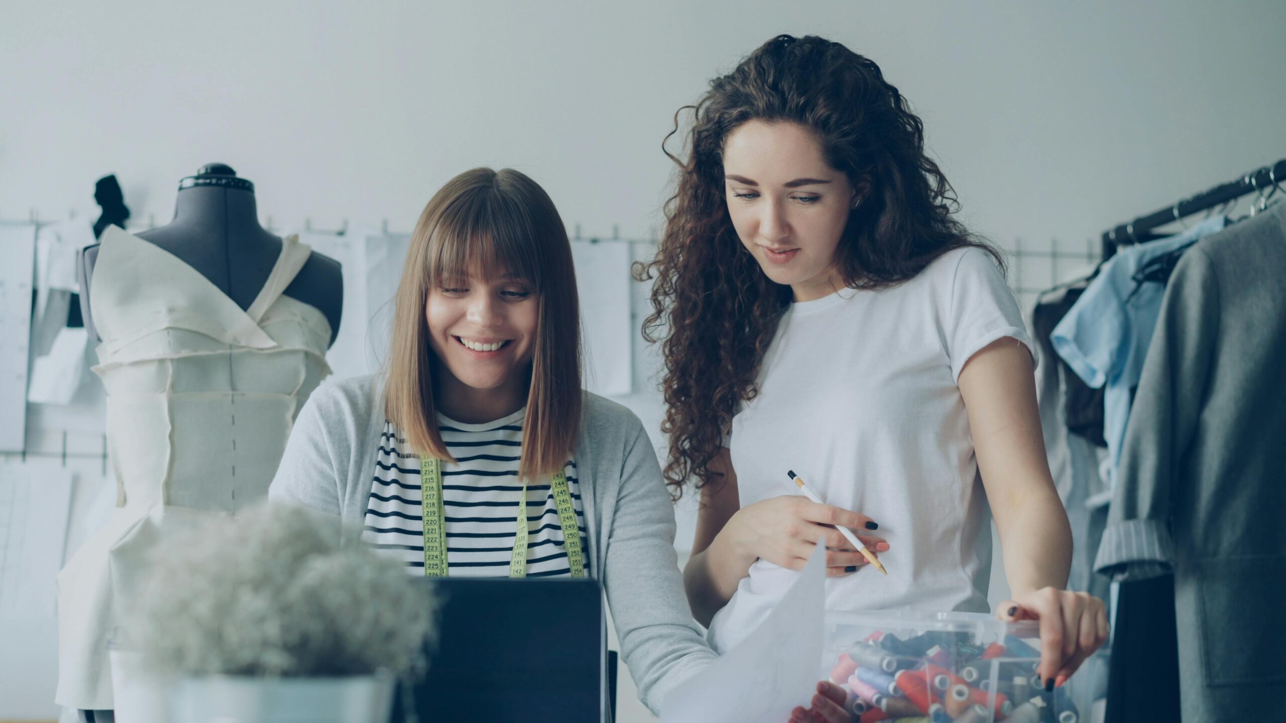 Estudiante en un taller de diseño de moda durante un QQI Level 5 en Irlanda