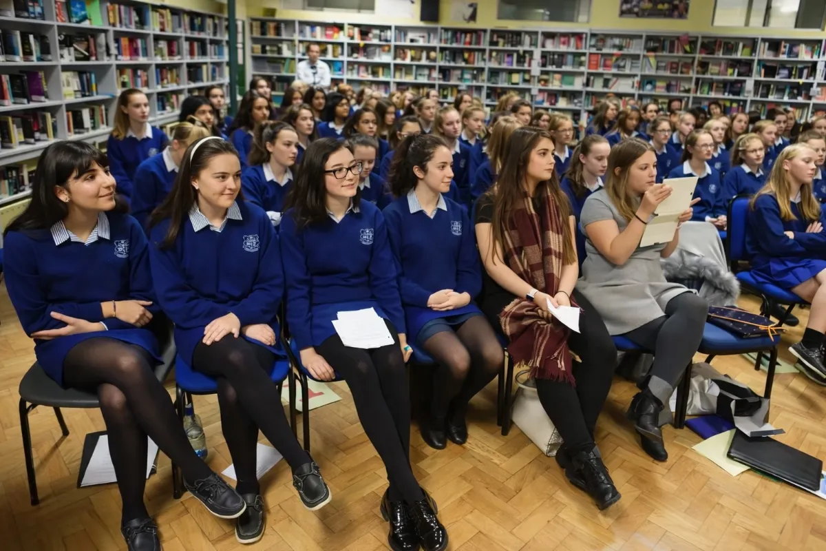 Alumnas de un colegio irlandés durante una asamblea escolar